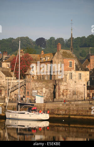 France, Normandie, calvados, Honfleur, l'avant port et la lieutenance, voilier, reflet, Stock Photo