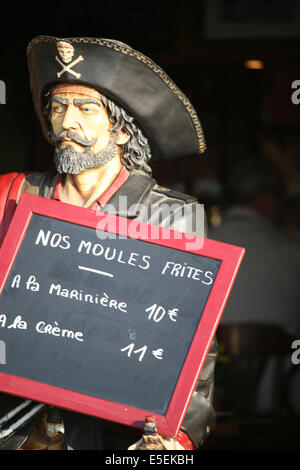 France, Normandie, calvados, Honfleur, menu de restaurant, cafe de paris, moules frites, pirate, Stock Photo