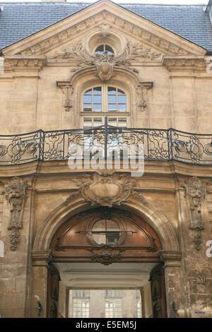 France, paris 4e, le marais, hotel particulier, 31 rue des francs bourgeois, hotel d'albret, portail, lions, affaires culturelles de la ville de Paris Stock Photo