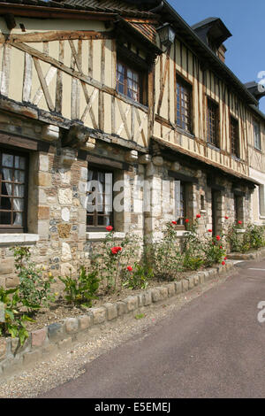 France, Haute Normandie, eure, le bec hellouin, maisons du village, colombage, pans de bois, Stock Photo