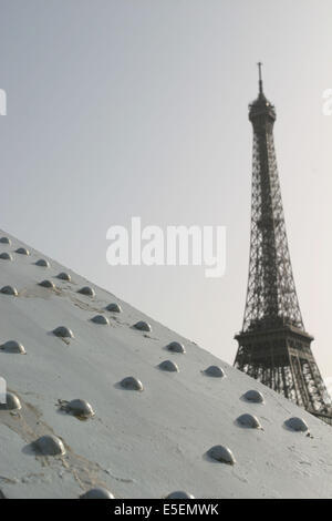 France, paris 16e, passerelle debilly, pont metallique, rivets, tour eiffel au fond, Stock Photo