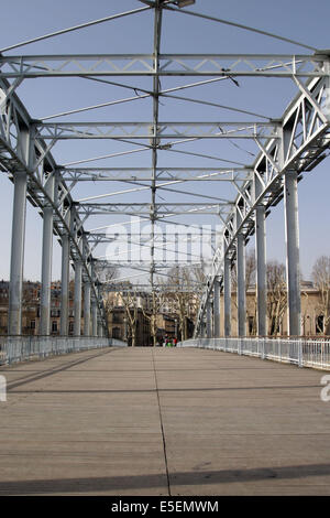 France, paris 16e, passerelle debilly, pont metallique, sol en bois, quai branly, passants, Stock Photo