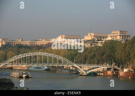 France, paris 16e, palais de chaillot vu depuis le pont de l'alma passerelle debilly, la seine, Stock Photo