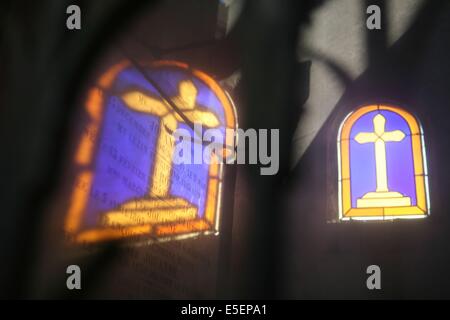 France, paris 20e, cimetiere du pere Lachaise, chapelle, vitrail orne d'une coix et son reflet, Stock Photo