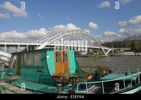 France, paris 16e, passerelle debilly, pont metallique, peniche amarree au pied du pont, seine, Stock Photo