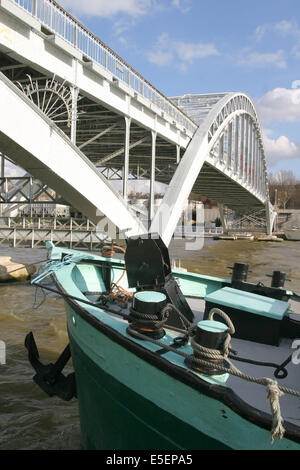 France, paris 16e, passerelle debilly, pont metallique, peniche amarree au pied du pont, seine, Stock Photo
