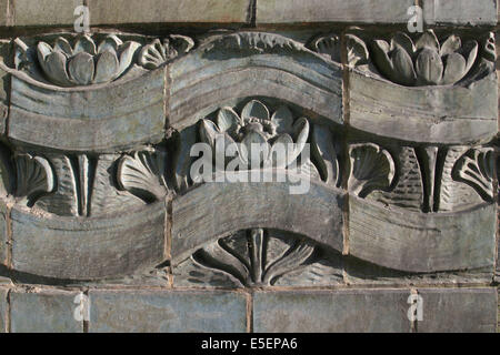France, paris 16e, passerelle debilly, pont metallique, detail decor ceramique a la base, motif floral, Stock Photo