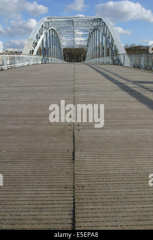 France, paris 16e, passerelle debilly, pont metallique, sol en bois, ciel nuageux, Stock Photo