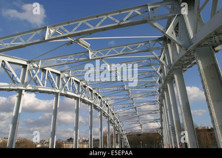 France, paris 16e, passerelle debilly, pont metallique, poutrelles, ciel nuageux, Stock Photo
