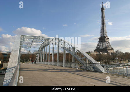 France, paris 16e, passerelle debilly, pont metallique, sol en bois, tour eiffel au fond, Stock Photo