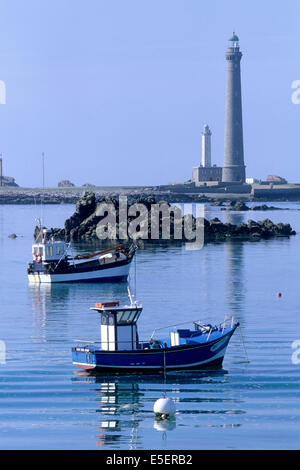 France, Bretagne, finistere nord, cotes des abers, lilia autour du phare de l'ile vierge, bateau de peche, Stock Photo