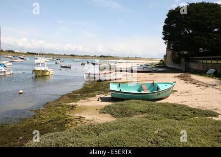 France, Bretagne, finistere sud, pays bigouden, lesconil, plage, petits bateaux, Stock Photo