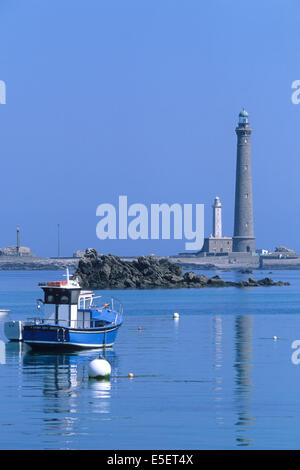 France, Bretagne, finistere nord, cotes des abers, lilia autour du phare de l'ile vierge, bateau de peche, Stock Photo