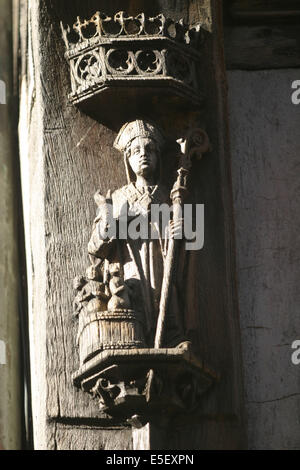 France, Haute Normandie, seine maritime, rouen, rue saint romain, maison a pans de bois, colombages, detail sculpture personnage, Stock Photo