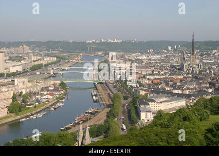 France, Haute Normandie, seine maritime, rouen, panorama depuis la cote sainte catherine, vue generale, ile Lacroix et la rive gauche avec la tour des archives, tours, immeubles, ponts, seine, cathedrale, seine, ponts, Stock Photo