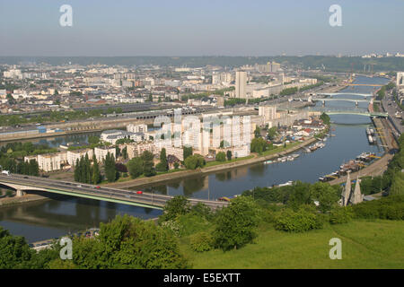 France, Haute Normandie, seine maritime, rouen, panorama depuis la cote sainte catherine, vue generale, ile Lacroix et la rive gauche avec la tour des archives, tours, immeubles, ponts, seine, cathedrale, seine, ponts, Stock Photo