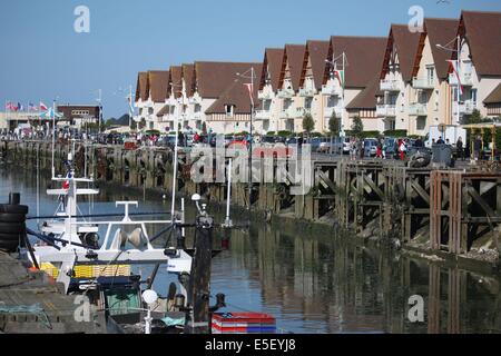 France, Basse Normandie, calvados, plages du debarquement, courseulles sur mer, port, pecheur, bateau, centre ville, pontons, maisons, quais, Stock Photo