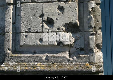 France, region picardie, oise, noyon, maison, mur, pierre, impacts dans un mur, premiere guerre mondiale, guerre de 14-18, vestiges, histoire, Stock Photo