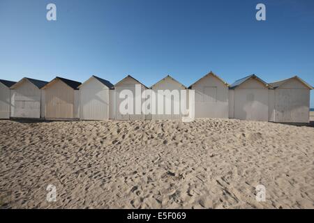 France, Basse Normandie, calvados, plages du debarquement, ouistreham riva bella, plage, sable, cabines de bains, dunes, Stock Photo