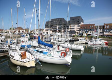 France, Basse Normandie, calvados, plages du debarquement, courseulles sur mer, port de plaisance, bassin, bateaux, plaisance, voiliers, vedettes, immeubles, quais, Stock Photo