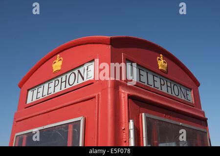 France, Basse Normandie, calvados, plages du debarquement, courseulles sur mer, front de mer, centre ville, cabine telephonique anglaise, plage Stock Photo