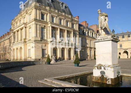 France, region ile de france, seine et marne, fontainebleau, chateau, facade sur jardi, statue, fontaine, sculpture, pierre, Napoleon, Stock Photo