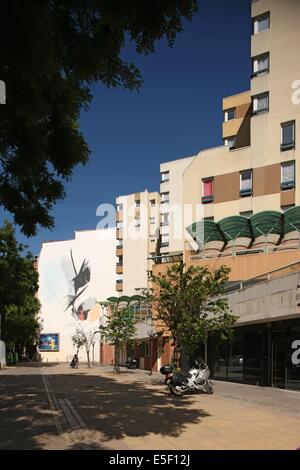 France, paris 15e arrondissement, place charles michels, angle de la rue emile zola et la rue saint charles, immeuble en recoins, Stock Photo