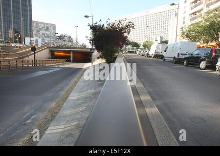France, paris 15e arrondissement, place bienvenue, difference de niveau entre les rues, tunnel, avenue du maine, Stock Photo