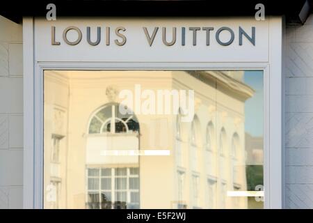 Foto de Louis Vuitton Loja De Roupas e mais fotos de stock de Louis Vuitton  - Estilista - Louis Vuitton - Estilista, Vitrine de varejo, Comércio -  Consumismo - iStock