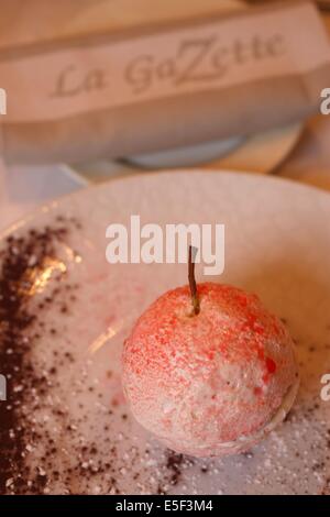 France, Haute Normandie, eure, evreux/gauciel, restaurant la gazette, chef xavier buzieux, dessert a base de pomme rouge produite par stephane et martine van thornout a gauciel, Stock Photo