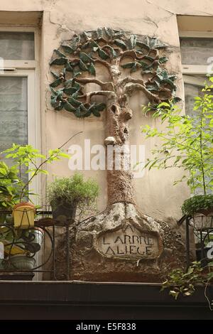 France, ile de france, paris 2e arrondissement, metro etienne marcel, 10 rue tiquetonne, l'arbre a liege, decor sur une facade,  Date : 2011-2012 Stock Photo