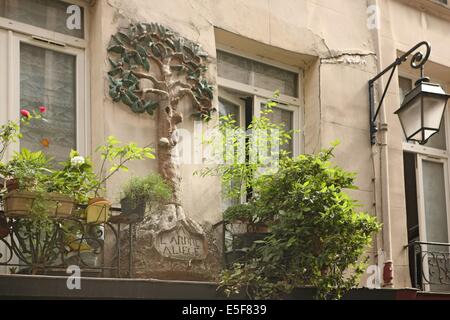 France, ile de france, paris 2e arrondissement, metro etienne marcel, 10 rue tiquetonne, l'arbre a liege, decor sur une facade,  Date : 2011-2012 Stock Photo