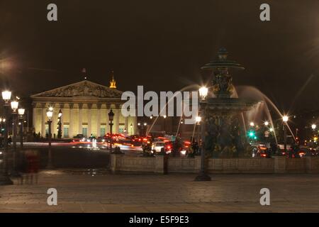 France, ile de france, paris 7e arrondissement, place de la concorde, facade du palais bourbon, assemblee nationale, seine, nuit, institution,  etat, deputes, pouvoir legislatif, fontaine  Date : 2011-2012 Stock Photo