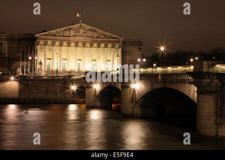 France, ile de france, paris 7e arrondissement, pont de la concorde, facade du palais bourbon, assemblee nationale, seine, nuit, institution,  etat, deputes, pouvoir legislatif  Date : 2011-2012 Stock Photo