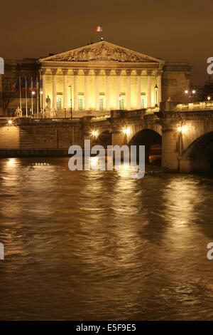 France, ile de france, paris 7e arrondissement, pont de la concorde, facade du palais bourbon, assemblee nationale, seine, nuit, institution,  etat, deputes, pouvoir legislatif  Date : 2011-2012 Stock Photo