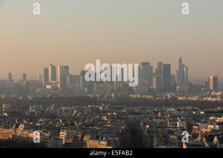 France, ile de france, paris 7e arrondissement, tour eiffel, vue depuis le 2e etage, vers la defense, Stock Photo