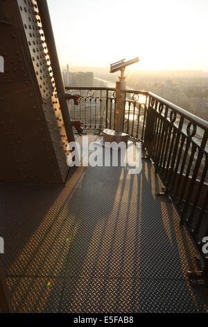 France, ile de france, paris 7e arrondissement, tour eiffel, vue depuis le 2e etage, vers l'ouest, toits, longues-vues, seine, Stock Photo