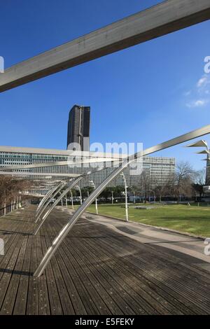 France, ile de france, paris 15e arrondissement, montparnasse, jardin atlantique, au dessus des voies de la gare montparnasse, Stock Photo