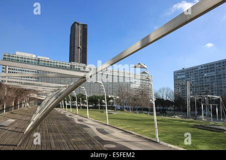 France, ile de france, paris 15e arrondissement, montparnasse, jardin atlantique, au dessus des voies de la gare montparnasse, Stock Photo