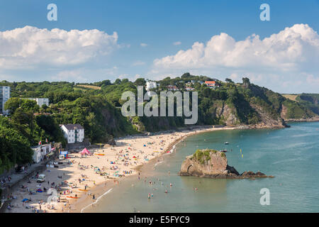 North beach in Tenby packed full of holidaymakers - pictured with Goscar Rock looking towards the north. Tourism in Wales Stock Photo