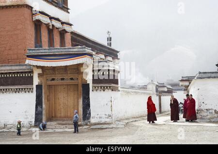 Tibetan Monks debating in the Labrang Monastery, Gansu, China Stock Photo
