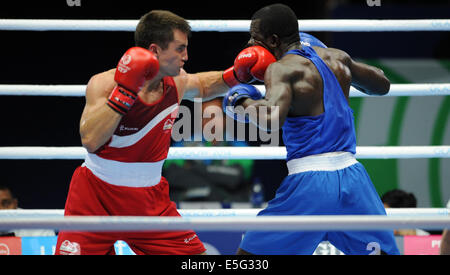 ANTONY FOWLER & NICKSON OTIENO BOXING SECC GLASGOW SCOTLAND 30 July 2014 Stock Photo