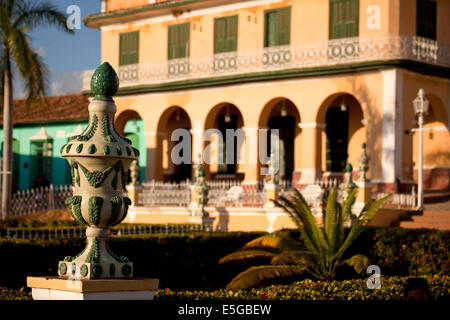 painted ceramic vases and  Museo Romantico Palacio Brunet on the square Plaza Mayor in Trinidad, Cuba, Caribbean Stock Photo