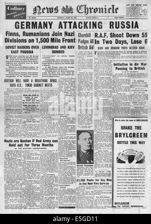 1941 News Chronicle front page reporting Nazi Germany invades Soviet Union Stock Photo