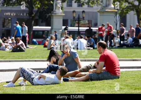 people having lunch enjoying hot summers day in the grounds of Belfast city hall in the city centre Stock Photo