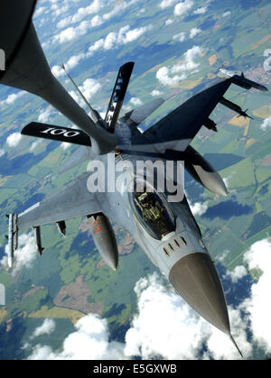 A U.S. Air Force F-16C Fighting Falcon aircraft receives fuel from an Air Force KC-135 Stratotanker aircraft assigned to the 10 Stock Photo
