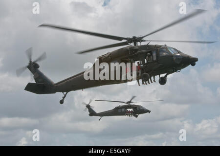 U.S. Army UH-60 Black Hawk helicopters assigned to the 5th Battalion, 159th Aviation Regiment transport Soldiers with the 365th Stock Photo