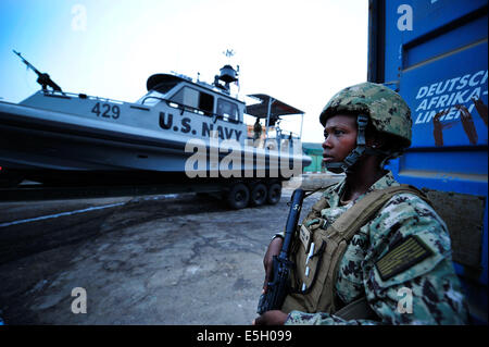 U.S. Navy Hull Maintenance Technician 2nd Class Marsha Garcia, assigned to Coastal Riverine Squadron (CRS) 1, provides ramp sec Stock Photo