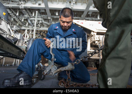 U.S. Navy Gas Turbine Systems Technician (Mechanical) 1st Class Arthur S. Myo, assigned to Assault Craft Unit 5, secures a boat Stock Photo