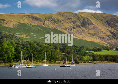 Sailboats and the mountains surrounding Ullswater in the Lake District, Cumbria, England Stock Photo